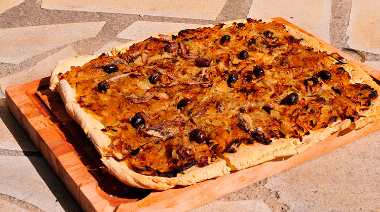 Pissaladière, spécialité du terroir et servie pendant vos vacances aux Portes du Mercantour