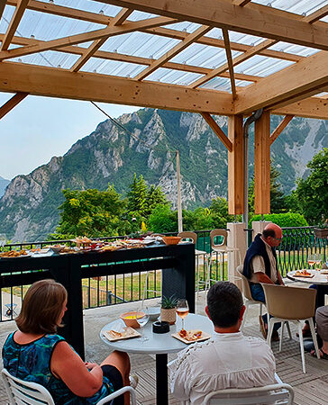 Déjeuner en terrasse au village vacances les Portes du Mercantour